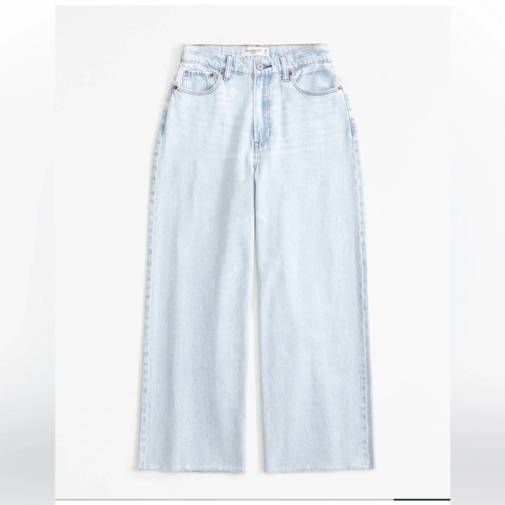 Abercrombie & Fitch Curve Love High Rise Wide Leg Cropped Jean - Picture 3 of 9